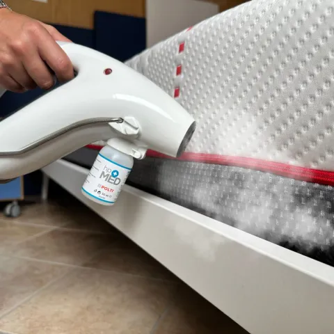 Traitement anti-acariens par vapeur sèche sur un matelas